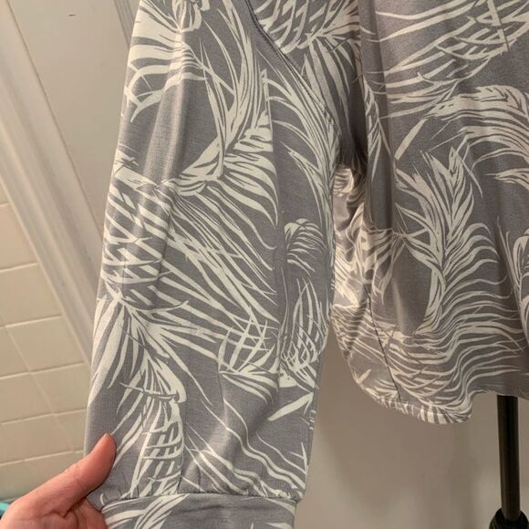 Rachel Zoe | gray palm leaf long sleeve top size medium - Picture 6 of 6